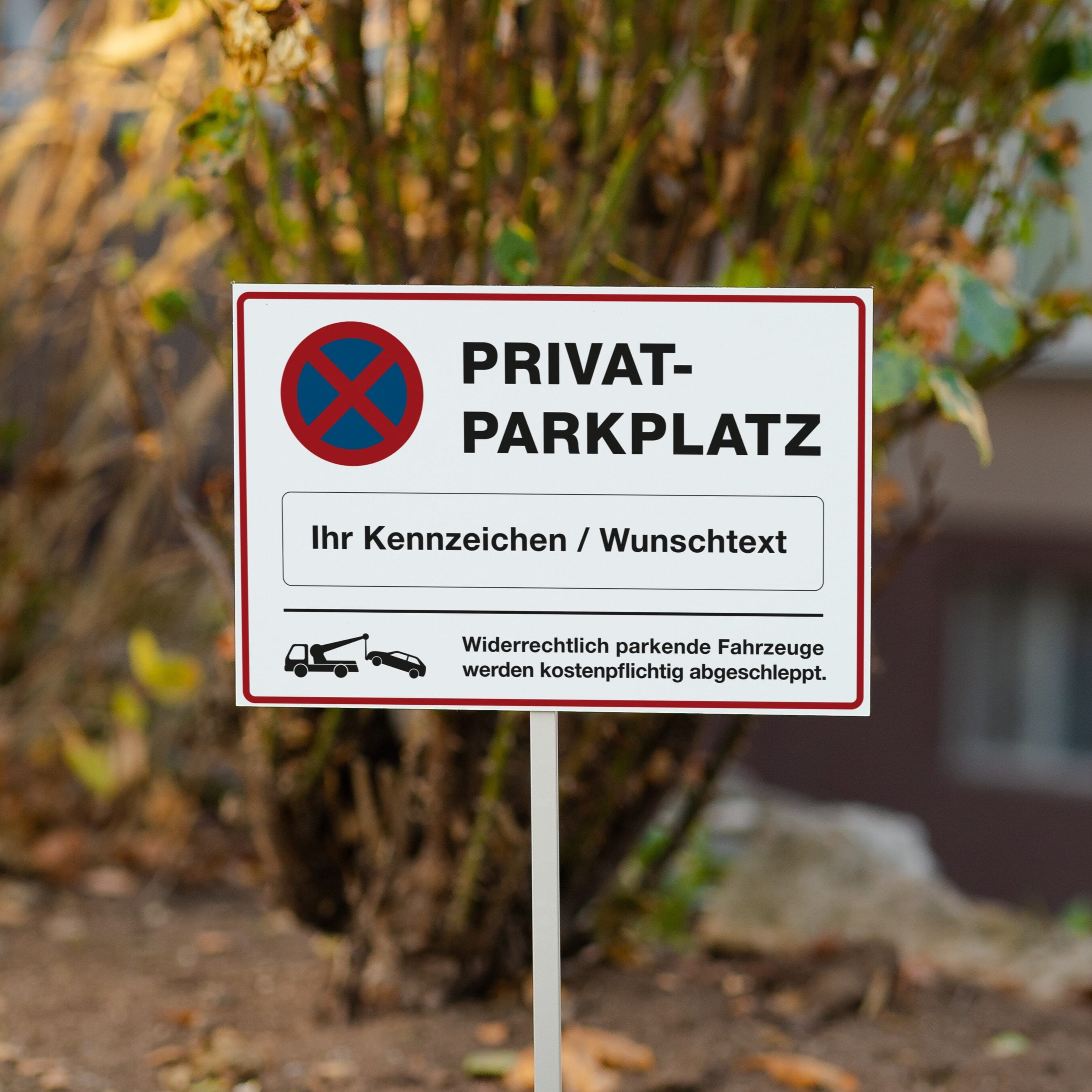 Schild  "Privatparkplatz" mit individuellem Kennzeichen - adressaufkleber-fabrik.de