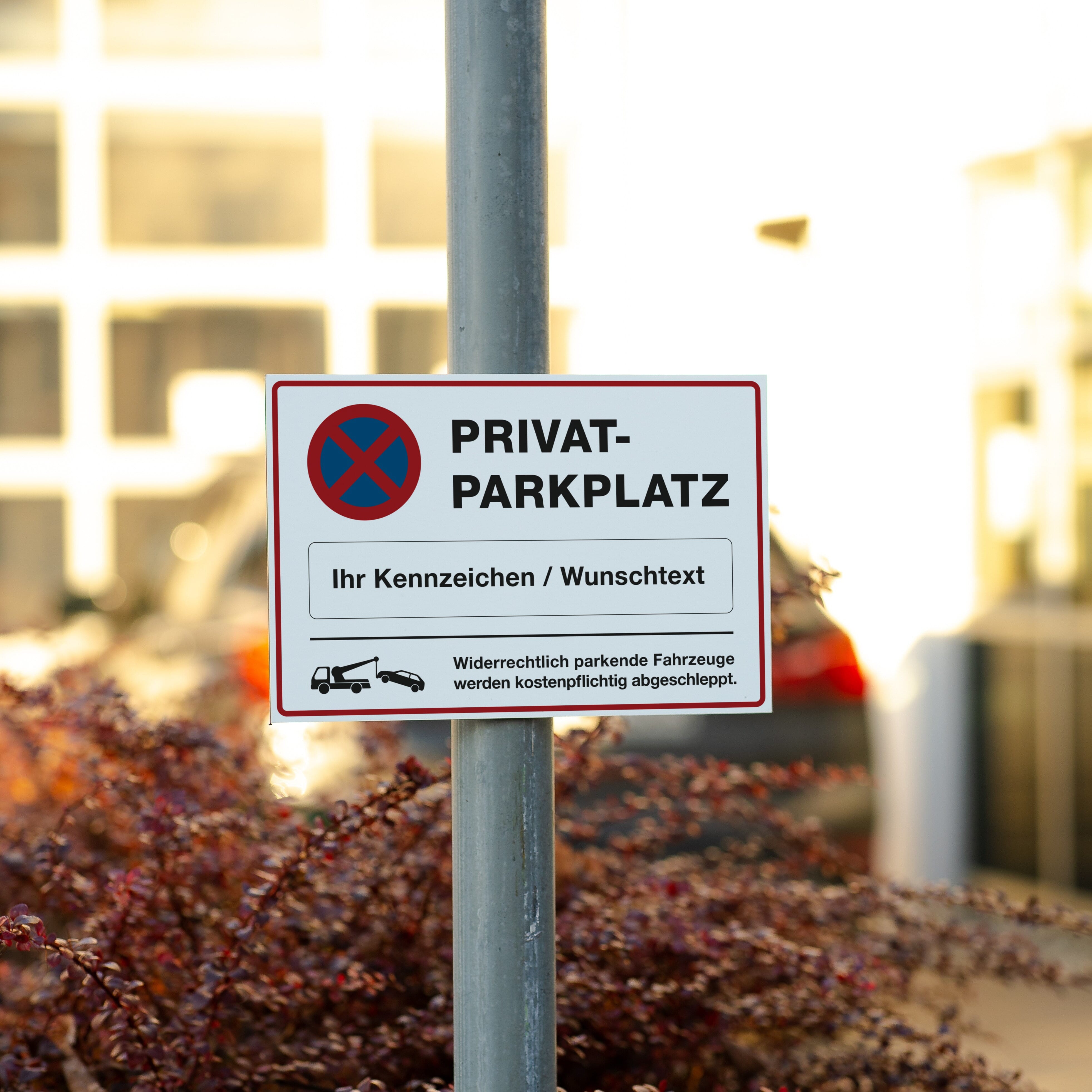 Schild "Privatparkplatz" mit individuellem Kennzeichen - adressaufkleber-fabrik.de