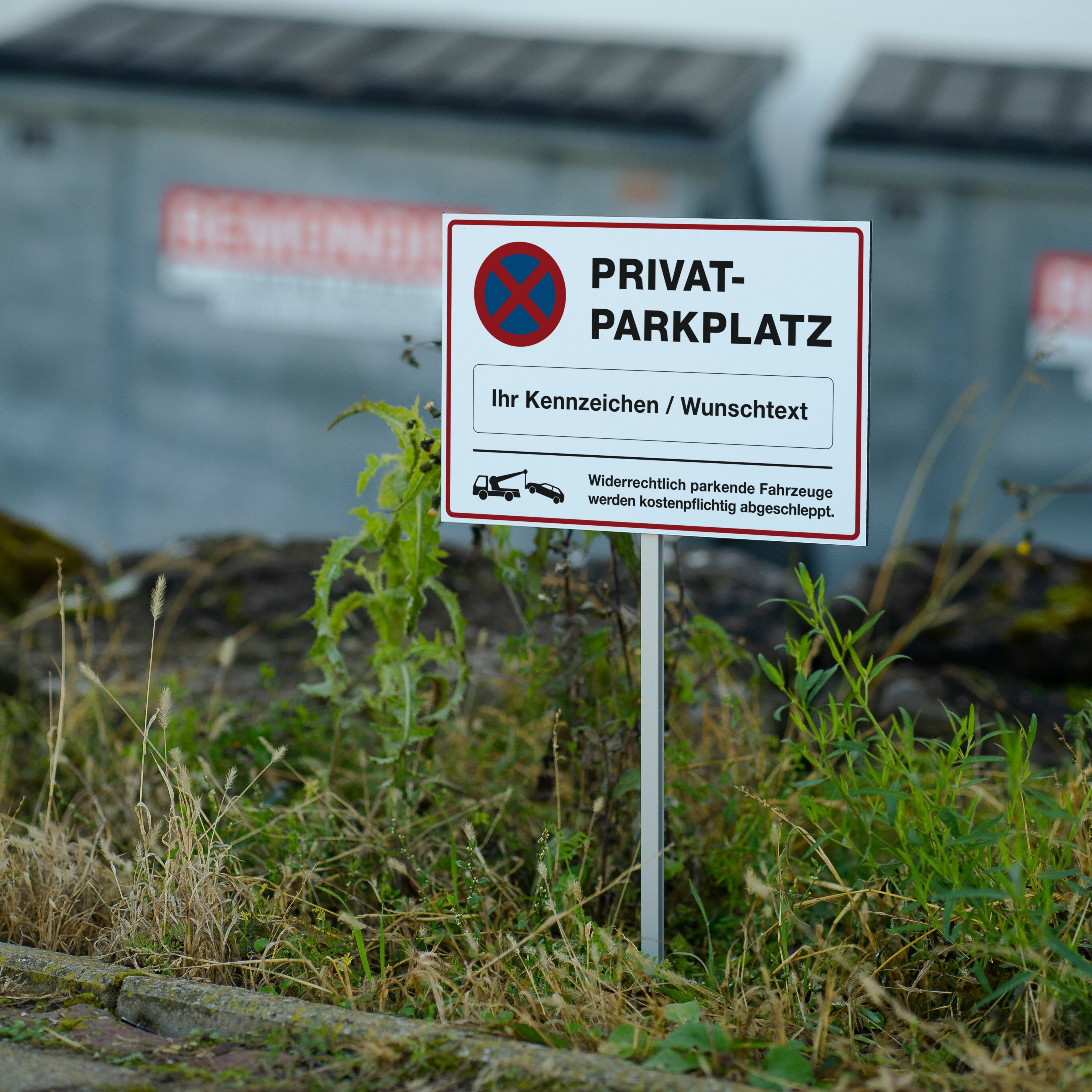 Schild  "Privatparkplatz" mit individuellem Kennzeichen
